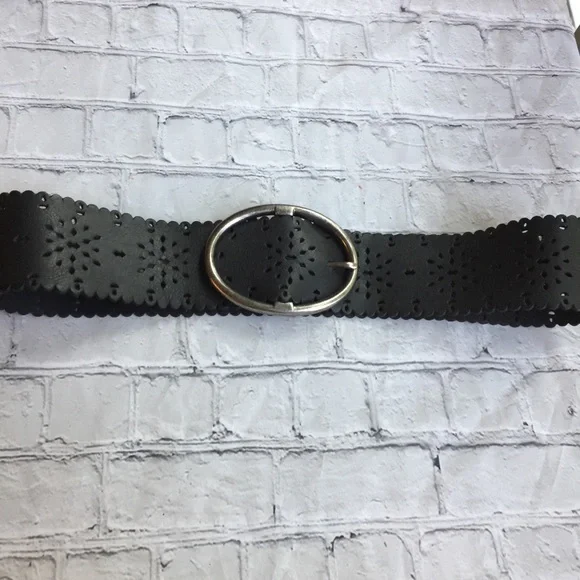 Liz Claiborne Black Scalloped Laser-Cut Leather Belt with Silver Buckle - Picture 8 of 9